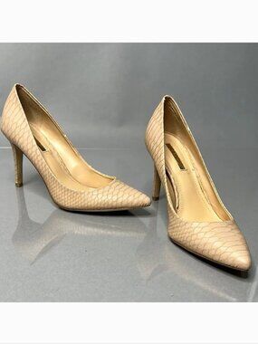 🤎 BCBGeneration Nude Faux Snakeskin Pointed Toe Heels – Size 5.5
(A-1523)